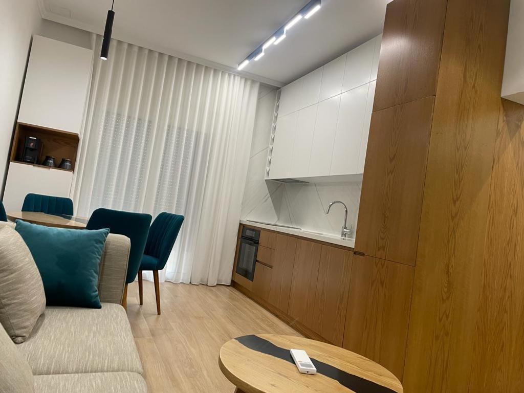 City Center Apartment Kafe Flora ティラナ エクステリア 写真